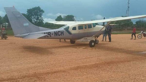 La muerte le cayó de los cielos a pareja de motocas arrolladas por ¡un avión! en Gracias a Dios