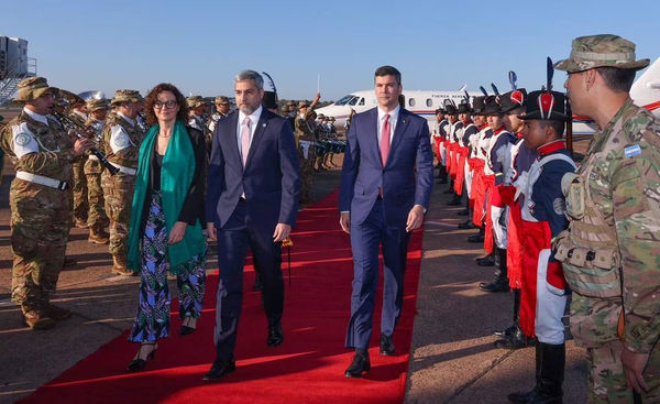 Peña y Abdo arriban a Puerto Iguazú
