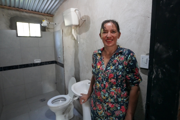 Hábitat para la Humanidad logra mejorar los baños de más de 1.100 familias de Luque - .::Agencia IP::.