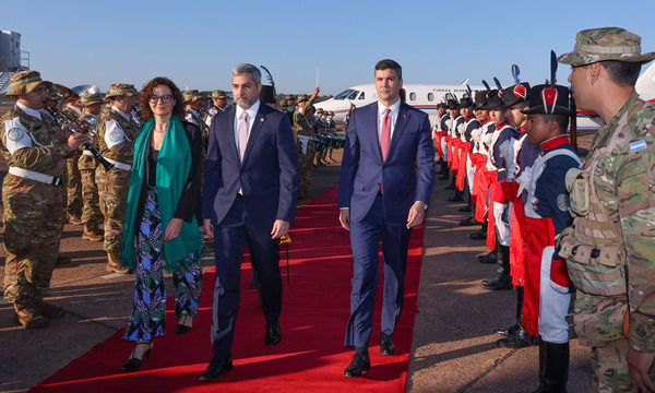 Abdo y Peña llegan juntos a Puerto Iguazú, Argentina para demostrar “madurez política” al Mercosur - OviedoPress