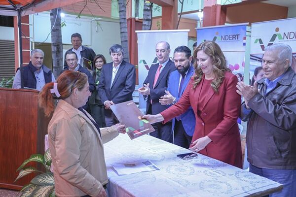 INDERT entregó títulos de propiedad a caaguaceños