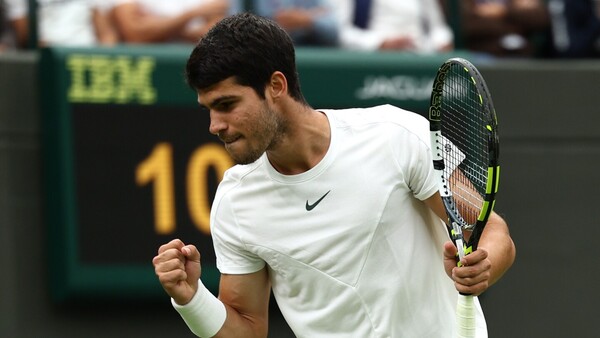 Alcaraz solventa su debut en Wimbledon