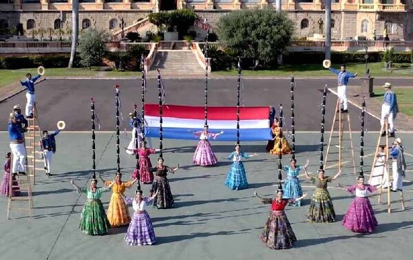 Buscan récord con danza paraguaya de 1.200 botellas – Prensa 5