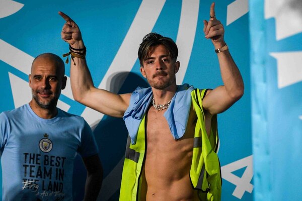 Versus / Una más de Grealish: Construyó un bar en su mansión