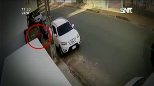Una oficial forcejeó y se defendió a tiros con un asaltante - SNT