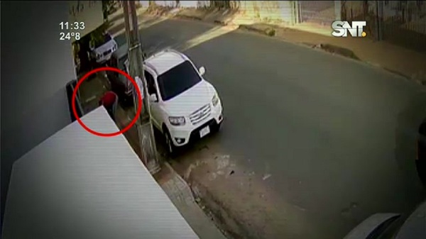 Una oficial forcejeó y se defendió a tiros con un asaltante - SNT