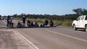 Ayoreos cierran ruta para que liberen a tres indígenas apresados