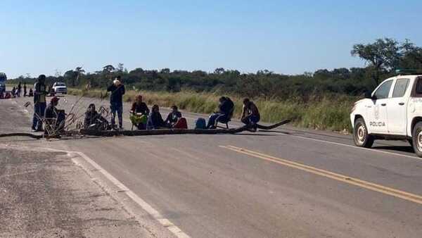 Ayoreos cierran ruta para que liberen a tres indígenas apresados