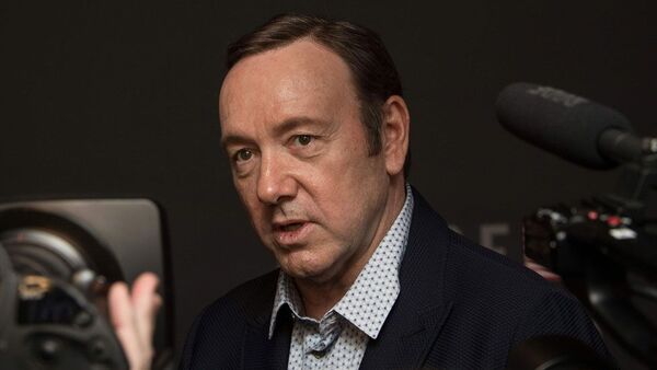 Diario HOY | Denunciante afirma en juicio que Spacey le dijo que estuviera "tranquilo" mientras intentaba agredirle