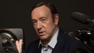 Diario HOY | Denunciante dice que Spacey le dijo que estuviera "tranquilo" mientras intentaba agredirle
