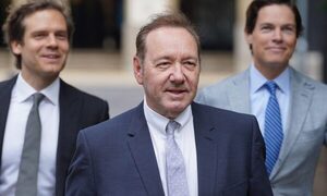 Caso Spacey: Denunciante dice que el actor le dijo que estuviera “tranquilo” mientras intentaba agredirle