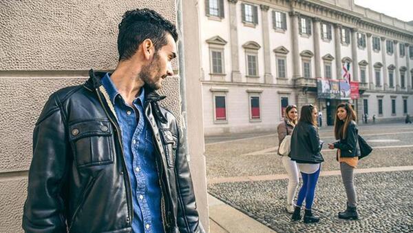 ¿A dónde va o con quién está?