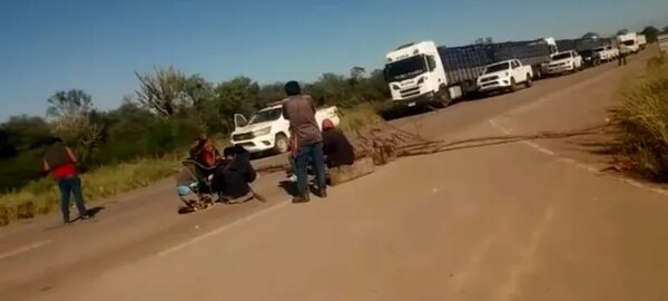 Ayoreos cierran ruta en el Chaco y exigen liberación de sus líderes - Noticias del Chaco - ABC Color