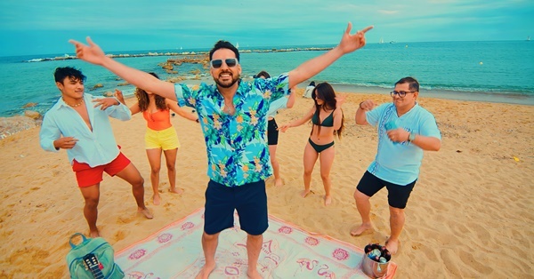 “Llegó el verano”, con la voz de Alessandro Galas para calentar la temporada europea