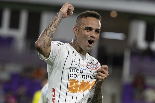 Versus / Hinchas del Corinthians agreden a un jugador de su equipo en un motel