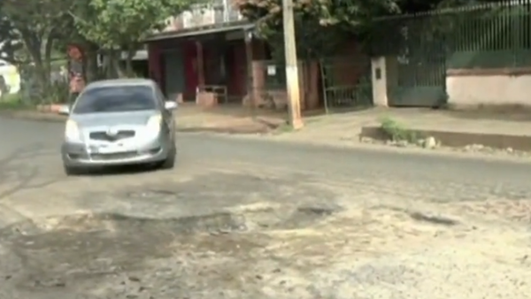 Automovilista choca a motociclista al desviar un enorme bache