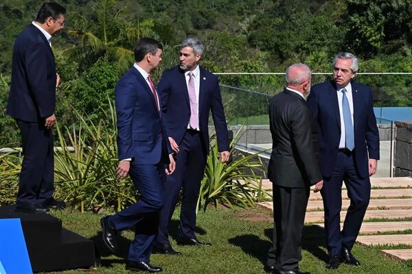 Santiago Peña dialoga con el presidenciable argentino Massa sobre la Yacyretá y la hidrovía - Mundo - ABC Color