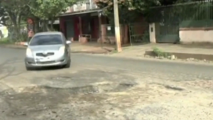 Ñemby: Automovilista choca a motociclista al desviar un enorme bache.