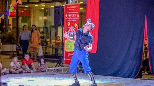 La magia del circo ofrece alegría en escuelas y comunidades vulnerables