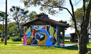 Ganadores de Explayarte culminan 10 murales en playa Tacurú Pucú