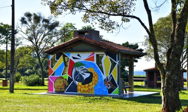 Ganadores de Explayarte culminan 10 murales en playa Tacurú Pucú