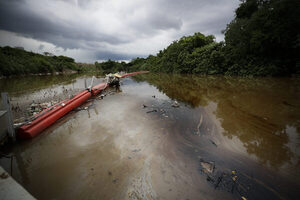 La rotura de una tubería inunda de combustible la desembocadura de un río en la Bahía de Panamá - MarketData