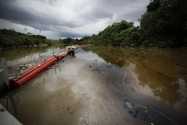 La rotura de una tubería inunda de combustible la desembocadura de un río en la Bahía de Panamá - MarketData