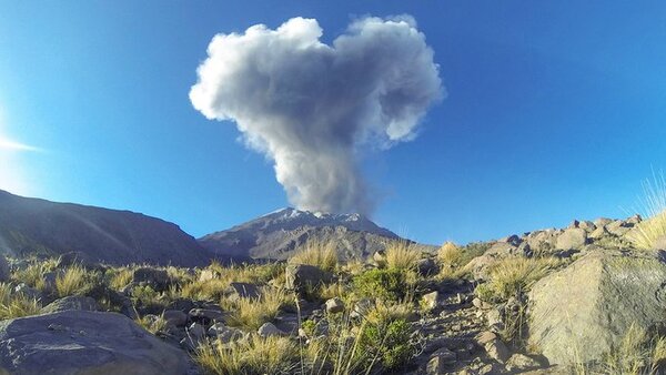 El Volcán Ubinas en Perú registra primeras explosiones
