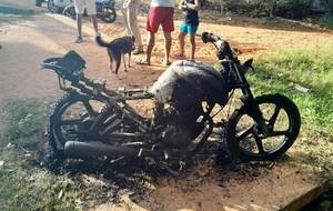Moto hurtada e incinerada •