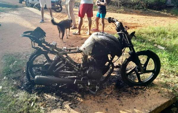 Moto hurtada e incinerada •