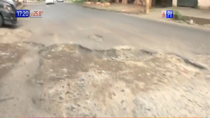 ¡Perjudicial buraco! Automovilista choca a motociclista tras desviar un "bachezote" - Noticias Paraguay