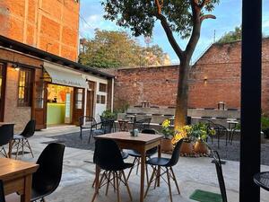 Musa Café & Escenario combina café, pastelería y cultura en un patio del centro de Asunción