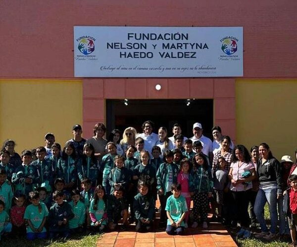 ¡Que capos ya son! Nelson Haedo Valdez y su familia con los niños de su fundación