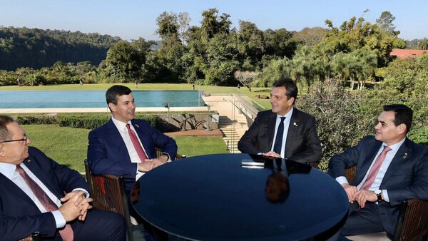 Peña debutó y compartió ideas con Lula, Fernández y Lacalle Pou