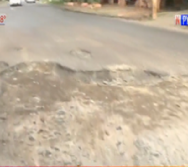 Automovilista choca a motociclista tras desviar un "bachezote" - Paraguay.com
