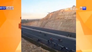 Imprudentes motociclistas juegan carreras clandestinas en ruta en construcción - Noticias Paraguay
