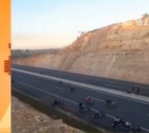 Motociclistas desafían a la muerte en carreras clandestinas en Caacupé - Paraguay.com