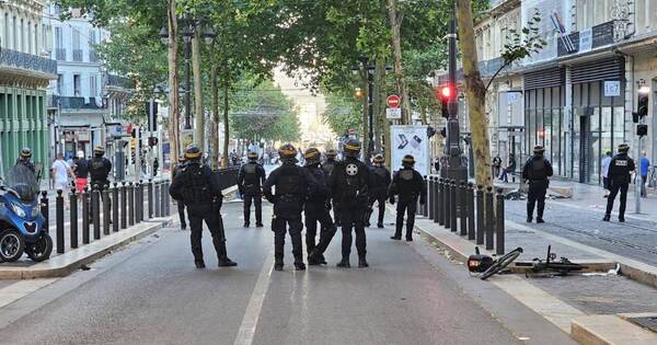La Nación / Francia: solo 16 detenidos en debilitados disturbios