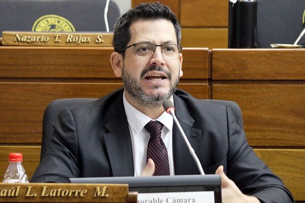 Colorados imponen acuerdo y Raúl Latorre es electo titular de Diputados.