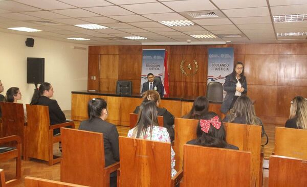 Universitarios se interiorizaron sobre funcionamiento de sistema judicial