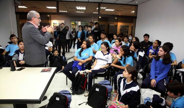 Alumnos se interiorizaron sobre documentos del Archivo del Terror
