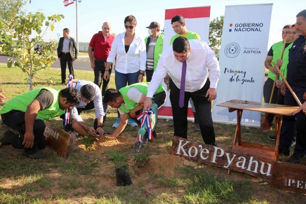 Palada inicial del programa para la reinserción de PPL de la Granja Ko'ê Pyahu