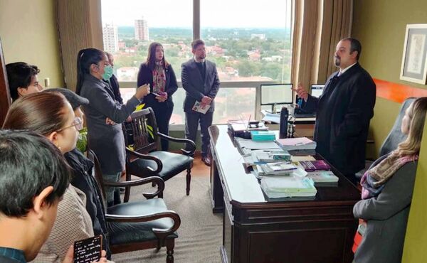 Alumnos de Derecho de UNA visitaron el Palacio de Justicia de Asunción