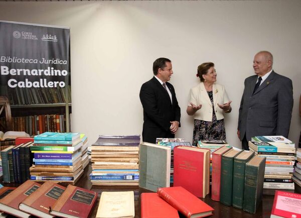 Ministros reciben importante donación de libros para biblioteca jurídica del PJ