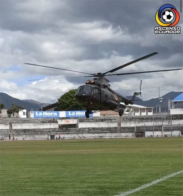 ¡Penal para…: en pleno chute, ¡se metió con helicóptero y todo a la cancha!