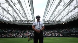 Una manifestante interrumpe un partido de Wimbledon