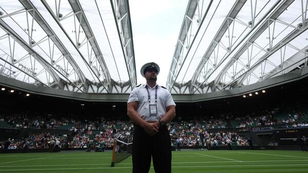 Una manifestante interrumpe un partido de Wimbledon