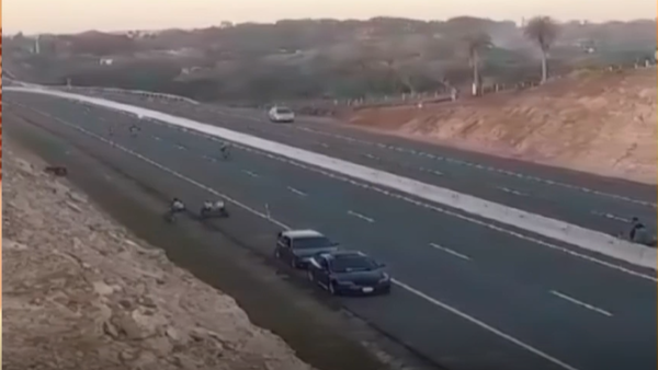 Caacupé: Peligrosa carrera clandestina de motos en ruta inhabilitada