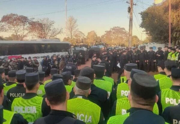 CON FUERTE DESPLIEGUE POLICIAL DESALOJAN UNAS 80 FAMILIAS EN EDELIRA