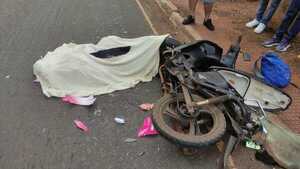Motociclista fallece tras ser embestida por un camión